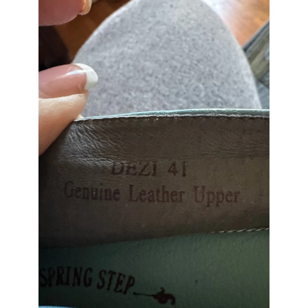 L'Artiste by‎ Spring Step Dezi model, featuring decorative leather flowers